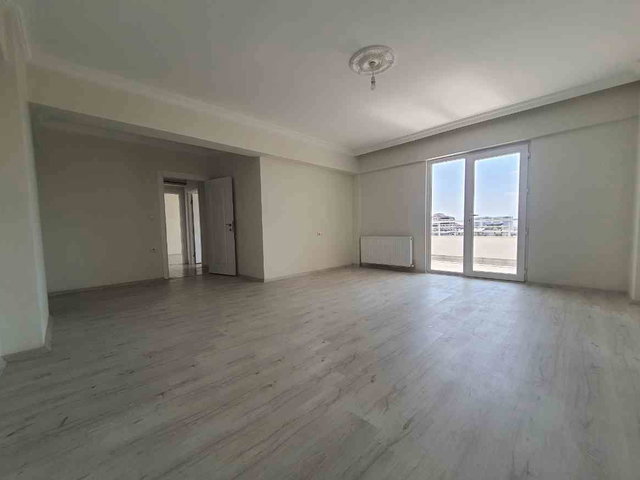 REMAX DOĞU'DAN VALİLİK KARŞISINDA KİRALIK 3+1 ARA KAT DAİRE