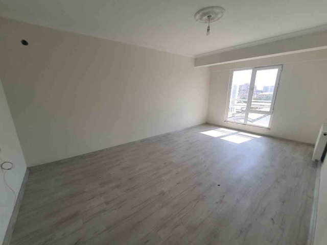 REMAX DOĞU'DAN VALİLİK KARŞISINDA KİRALIK 3+1 ARA KAT DAİRE