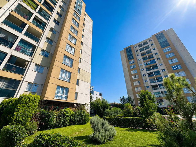 ÖZLEM KILIÇ REMAX - MAHAL ADA SANCAKTEPE ' DE BOYALI HAVUZ MANZ.