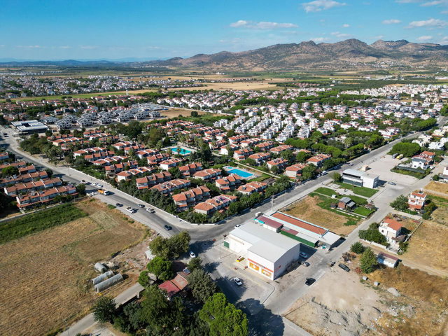 DİKİLİ SALİHLERALTI DENİZE YAKIN HAVUZLU SİTEDE VİLLA
