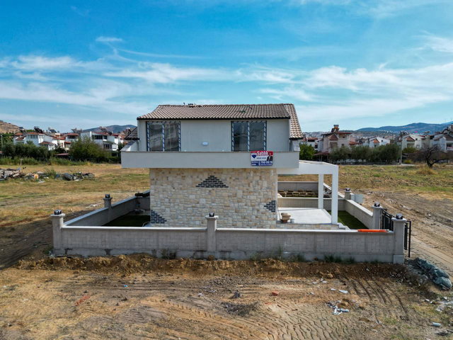 DİKİLİ CUMHURİYET MAHALLESİ’NDE DENİZE 2 DAKİKA MESAFEDE ŞIK TASARIMLI 3+1 İKİZ YAZLIK