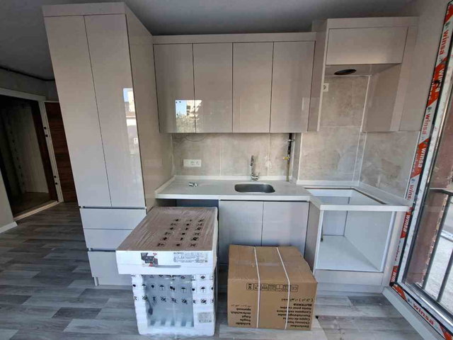 KADIKÖY MERDİVENKÖY DE CADDE ÜZERİNDE 2+1 SIFIR SATILIK DAİRE