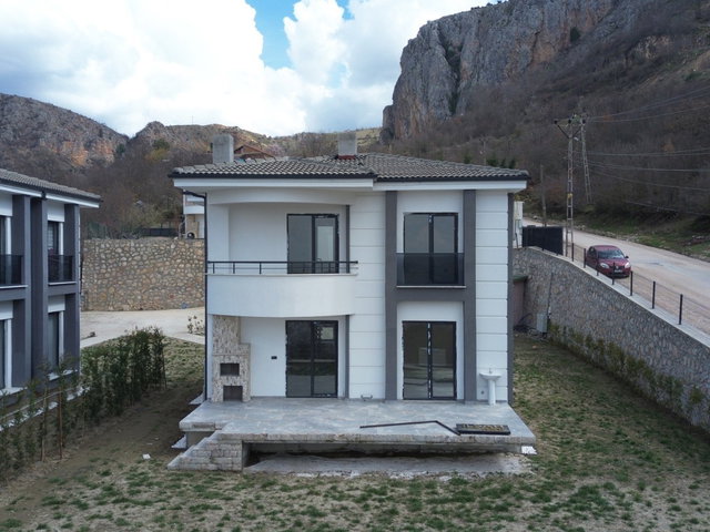 RE/MAX RABİA SARAÇTAN AMASYADA SATILIK LÜKS VİLLA
