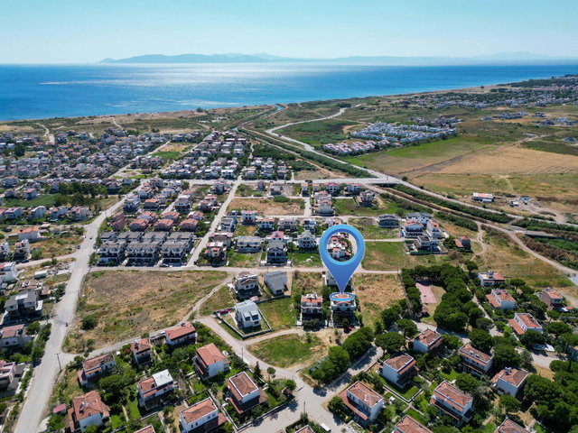 DİKİLİDE DENİZE YAKIN SATILIK 4+1 TRİPLEX VİLLA