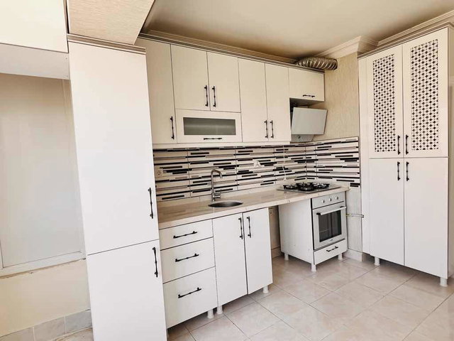 ÇANKAYA’DA 3+1 | 120 M² BRÜT | BALKONLU | DOĞALGAZ KOMBİLİ | ÜST KAT (3/3)