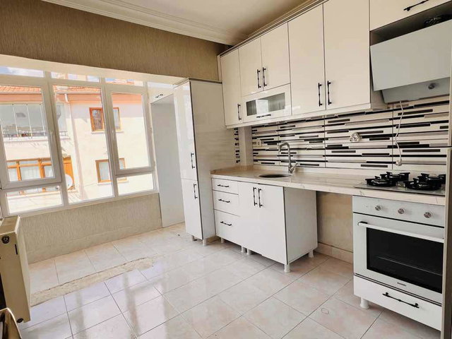 ÇANKAYA’DA 3+1 | 120 M² BRÜT | BALKONLU | DOĞALGAZ KOMBİLİ | ÜST KAT (3/3)