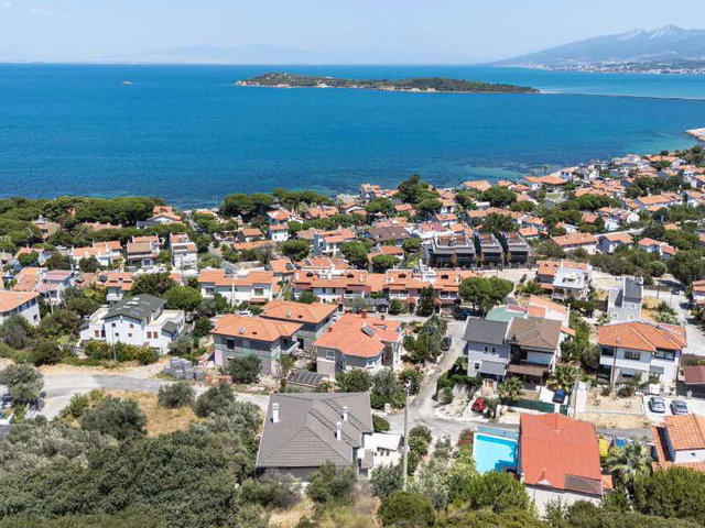 URLA İSKELEDE DENİZ MANZARALI HAVUZLU 5+2 SATILIK VİLLA