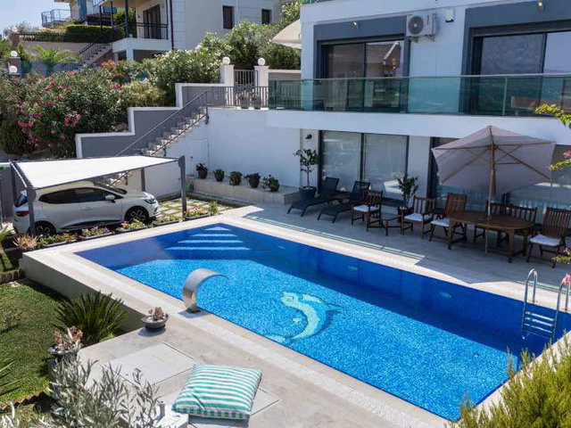 URLA İSKELEDE DENİZ MANZARALI HAVUZLU 5+2 SATILIK VİLLA