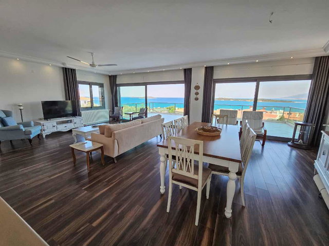 URLA İSKELEDE DENİZ MANZARALI HAVUZLU 5+2 SATILIK VİLLA