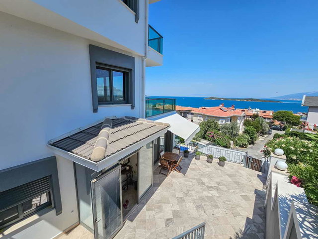 URLA İSKELEDE DENİZ MANZARALI HAVUZLU 5+2 SATILIK VİLLA