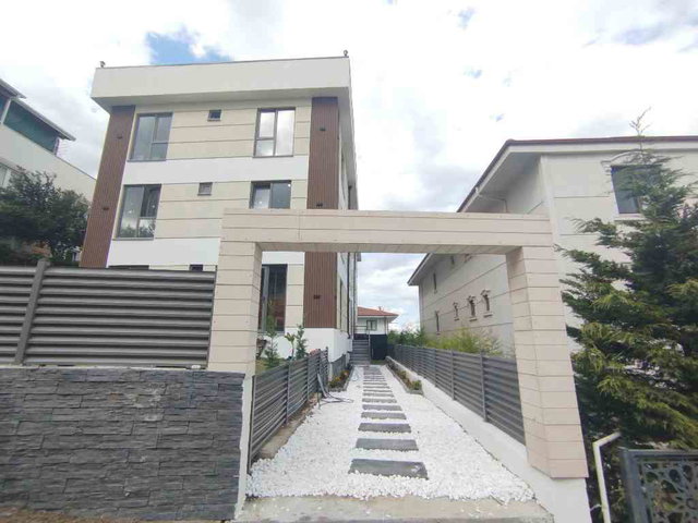 SERDİVAN'DA MÜSTAKİL BAHÇELİ ŞÖMİNELİ EBEVEYN BANYOLU MÜSTAKİL DEPOLU LÜKS DAİRE