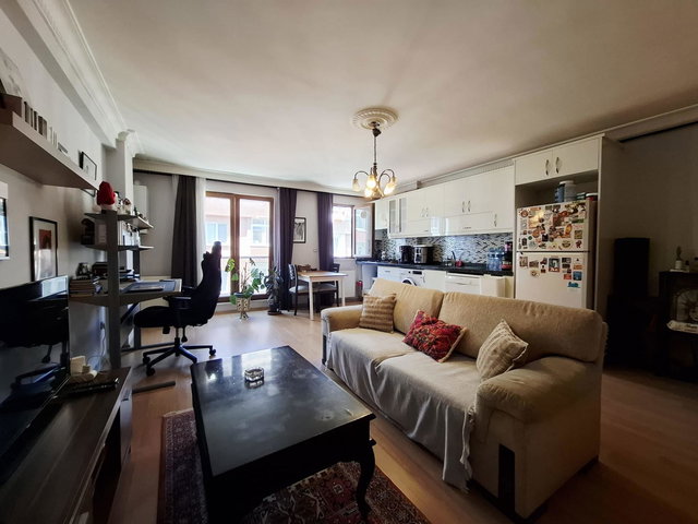 ŞIŞLI  HALİDE EDİP ADIVAR MAHALLESİ GENÇ BINADA  SATILIK 2+2 DAIRE