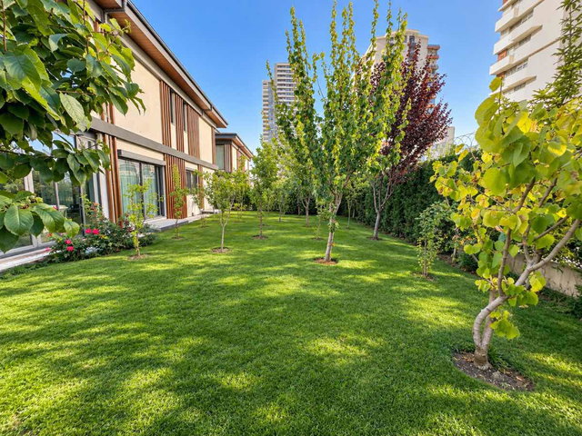 SITE İÇERISINDE KÖŞE KONUMDA EN BÜYÜK BAHÇELI 5+1 SATILIK VILLA