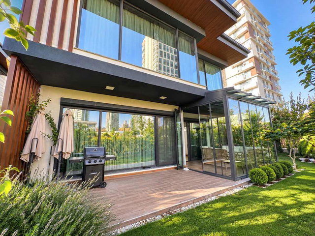 SITE İÇERISINDE KÖŞE KONUMDA EN BÜYÜK BAHÇELI 5+1 SATILIK VILLA