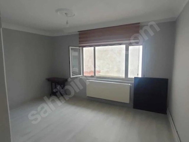 İZMİT’TE 3. KAT 2+1 | 120 M² NET | BALKONLU | DOĞALGAZ KOMBİLİ | EŞYASIZ KİRALIK DAİRE