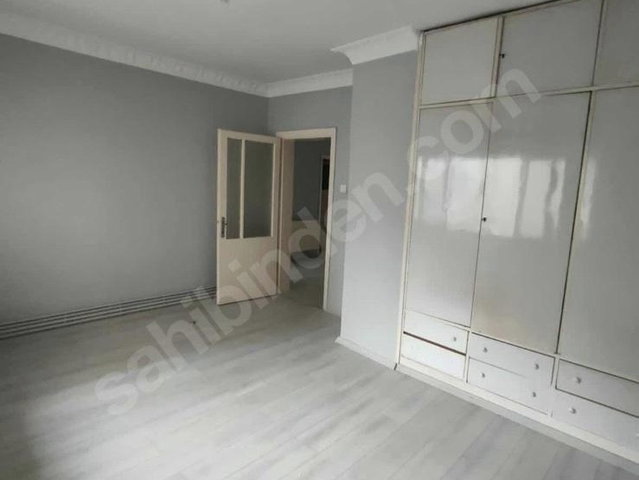 İZMİT’TE 3. KAT 2+1 | 120 M² NET | BALKONLU | DOĞALGAZ KOMBİLİ | EŞYASIZ KİRALIK DAİRE