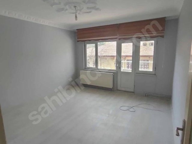 İZMİT’TE 3. KAT 2+1 | 120 M² NET | BALKONLU | DOĞALGAZ KOMBİLİ | EŞYASIZ KİRALIK DAİRE