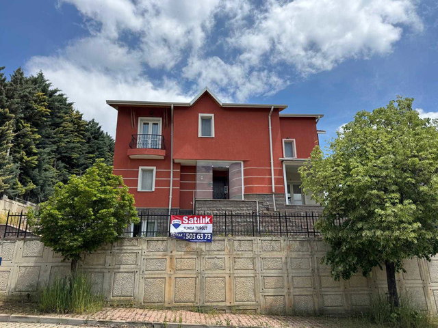 PET KONUT SİTESİ’NDE 390 M² BRÜT 6+2, 3 KATLI, 4 CEPHELİ MÜSTAKİL PARSEL VİLLA