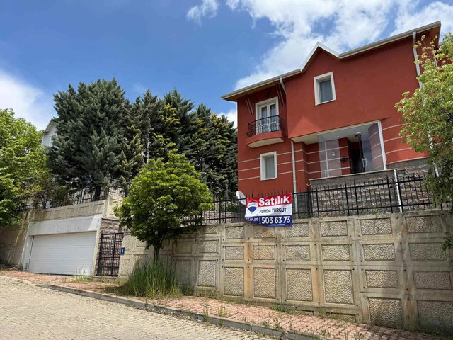 PET KONUT SİTESİ’NDE 390 M² BRÜT 6+2, 3 KATLI, 4 CEPHELİ MÜSTAKİL PARSEL VİLLA