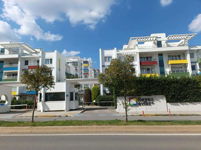 BEYAZ EVLER SİTESİ’NDE EŞYALI, BALKONLU 79 M² 1+1  KİRALIK DAİRE