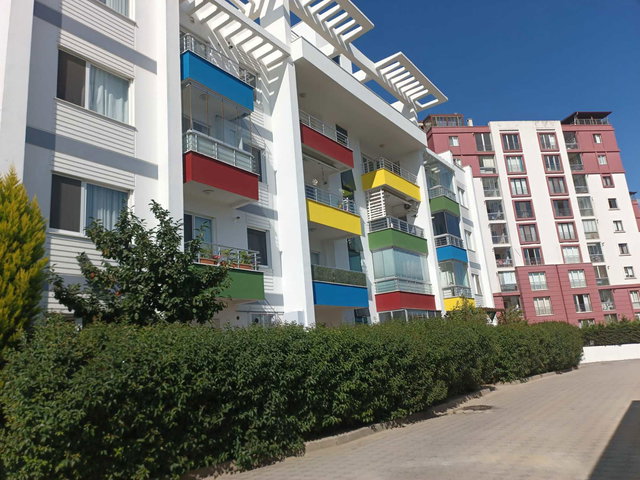 BEYAZ EVLER SİTESİ’NDE EŞYALI, BALKONLU 79 M² 1+1  KİRALIK DAİRE