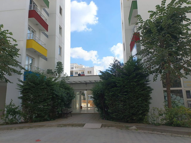 BEYAZ EVLER SİTESİ’NDE EŞYALI, BALKONLU 79 M² 1+1  KİRALIK DAİRE