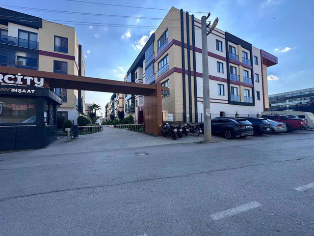 KARCİTY SİTESİNDE TEMİZ 1+1 BAHÇE KULLANIMLI SATILIK DAİRE