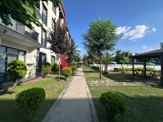 KARCİTY SİTESİNDE TEMİZ 1+1 BAHÇE KULLANIMLI SATILIK DAİRE