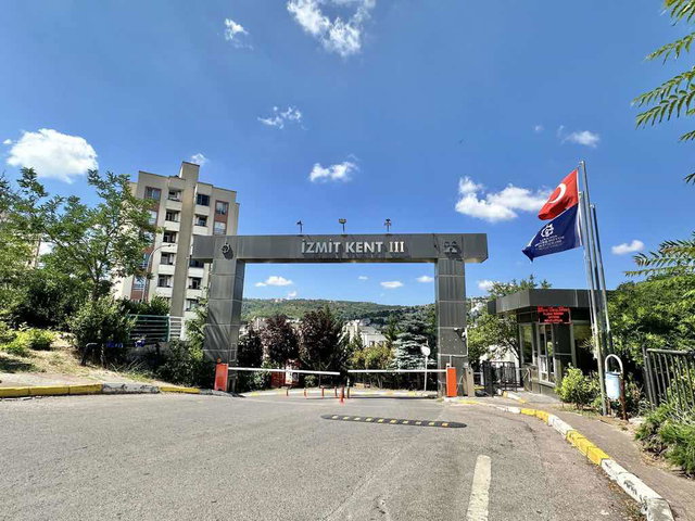 İZMİT KENT KONUT 3 SİTESİNDE KREDİYE UYGUN 2+1 BOŞ ARAKAT DAİRE