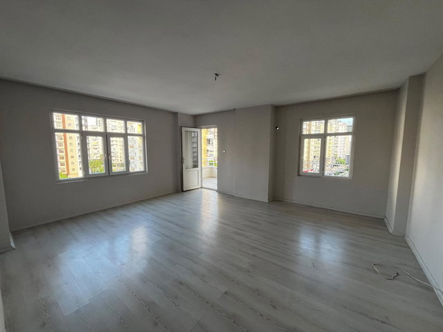 REMAX TOROS'TAN MENDERES MH'DE MERKEZİ KONUMDA HAVUZLU SİTEDE KİRALIK 3+1