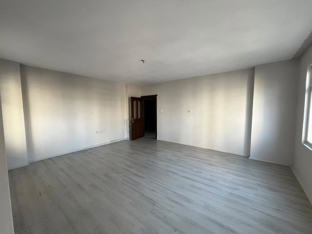 REMAX TOROS'TAN MENDERES MH'DE MERKEZİ KONUMDA HAVUZLU SİTEDE KİRALIK 3+1