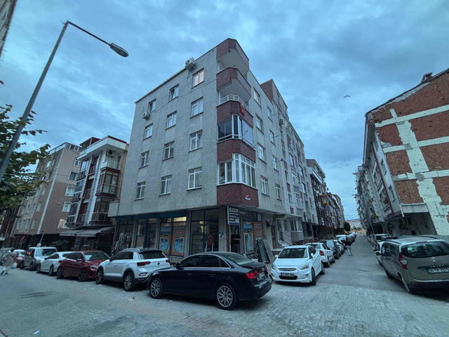 K.ÇEKMECEDE METROBÜSE YAKIN SATILIK 3+1 FERAH DAIRE