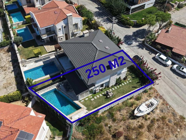 REMAX SMYRNA'DAN ŞİFNE'DE DENİZ MANZARALI MÜSTAKİL HAVUZLU VİLLA