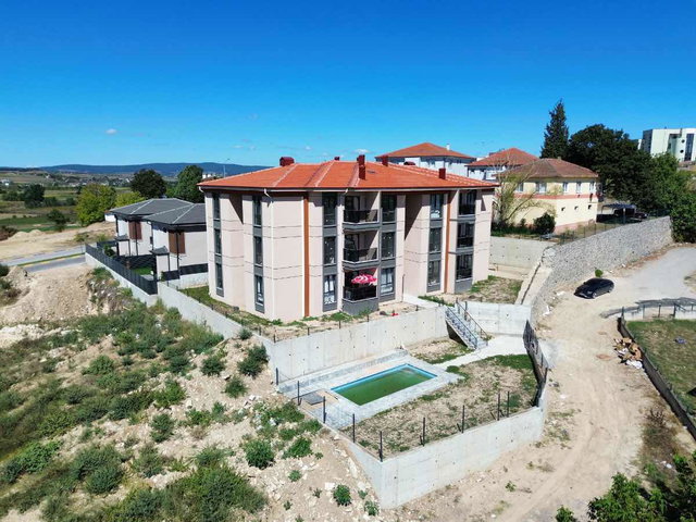2+1 HAVUZLU EN ÜST KAT AVANTAJLI KÖŞE DAIRE