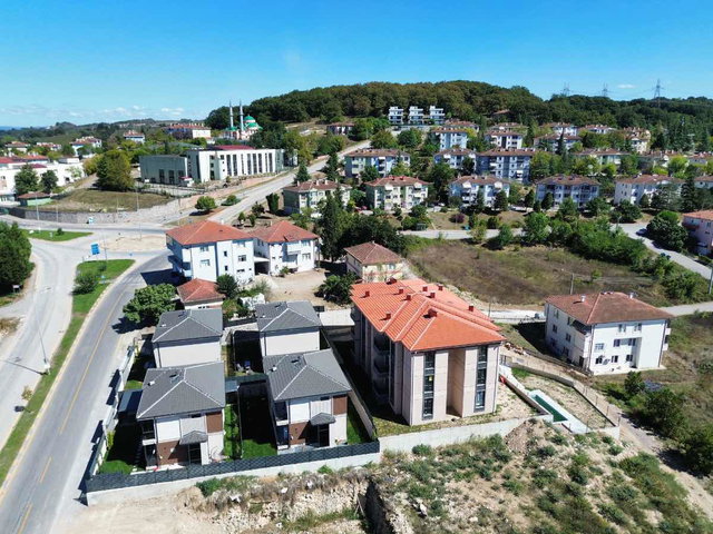 2+1 HAVUZLU EN ÜST KAT AVANTAJLI KÖŞE DAIRE