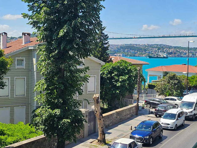 BOĞAZDA ANADOLU HISARI İSKELEYE YAKIN BOĞAZ VE KORU MANZARALI