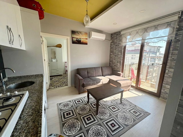 REMAX YENİ'DEN HARİKA KONUMDA EŞYALI BALKONLU 1+1 DAİRE