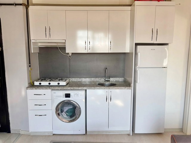 REMAX YENİ'DEN HARİKA KONUMDA EŞYALI BALKONLU 1+1 DAİRE