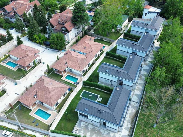 KIRKPINAR BAĞDAT CADDESINDE GENIŞ MÜSTAKIL 600 M2 ARSA IÇERISINDE AVANTAJLI VILLA