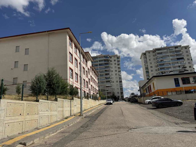 EGE MAHALLESİNDE GENİŞ BALKONLU FULL TAPULI ARA KAT SATILIK 3+1 DAİRE