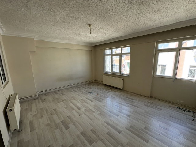 REMAX BARLAS GÜRLER'DEN BULVARA YAKIN KİRALIK 2+1 DAİRE