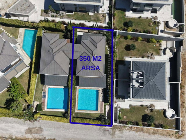 REMAX SMYRNA'DAN REİSDERE'DE HAVUZLU DENİZ MANZARALI LÜKS VİLLA