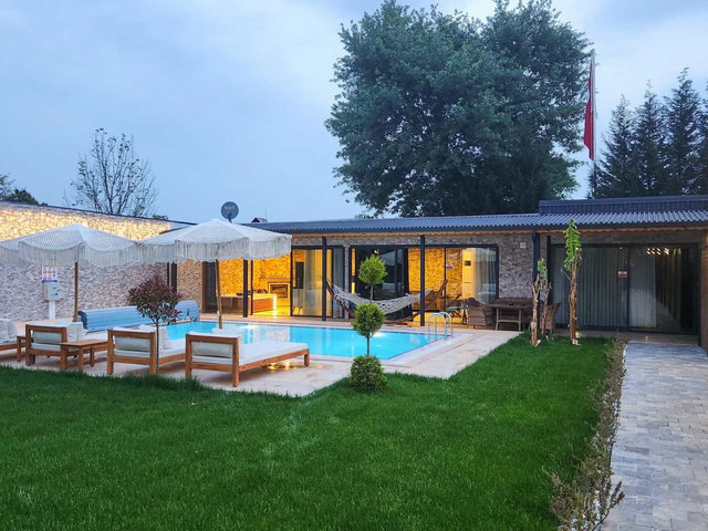 KARTEPE'DE MÜSTAKİL HAVUZLU KORUNAKLI KAT MÜLKİYETLİ 2+1 VİLLA