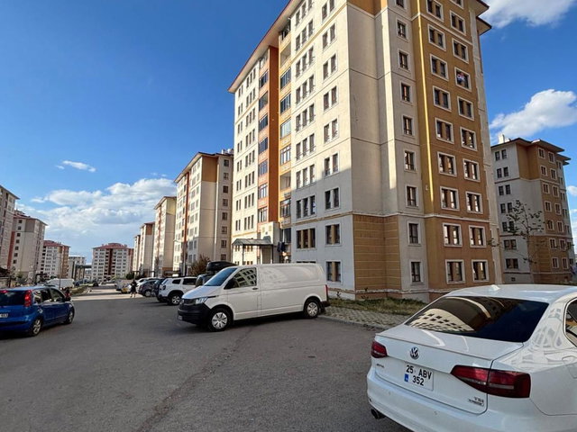 REMAX ARTIS'TEN ABDURRAHMAN GAZI TOKILERDE SATILIK 3+1 DAIRE