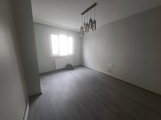 ÜSKÜDAR SELAMİALİ’DE ÇEVİK KUVVET ARKASINDA İÇİ YENİLENMİŞ,  2+1 KİRALIK DAİRE