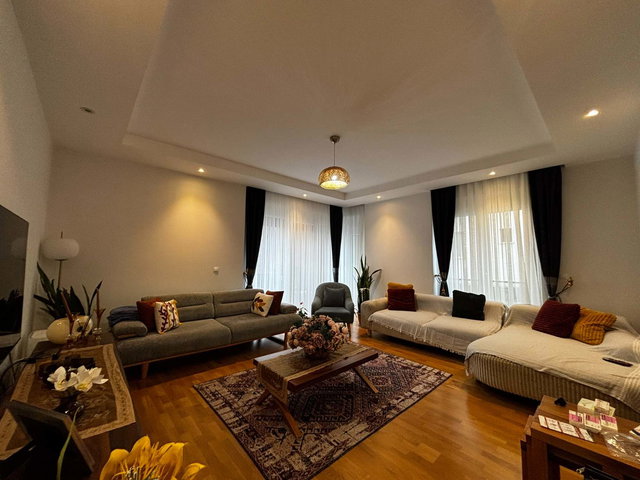 REMAX WE DEN CADDEBOSTAN MAHALESİNDE MEHTAP SOKAKTA KİRALIK 3+1 DAİRE