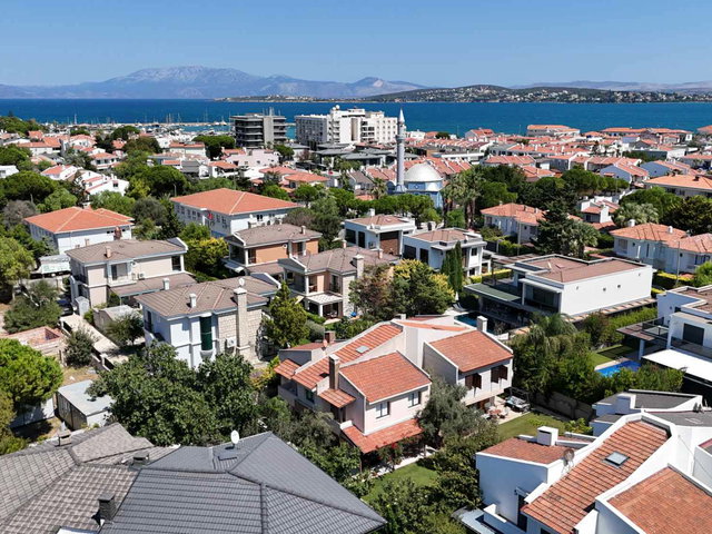 ÇEŞME ILICA’DA DENIZE YAKIN, ÖZEL BAHÇELI, 4+1 BUTIK SITE KONUTU