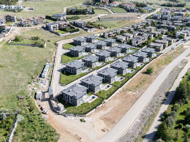 İNCEK'TE PRESTİJLİ, MÜSTAKİL HAVUZLU, ASANSÖRLÜ, SİTE İÇİNDE LÜKS 5+1 SATILIK VİLLA