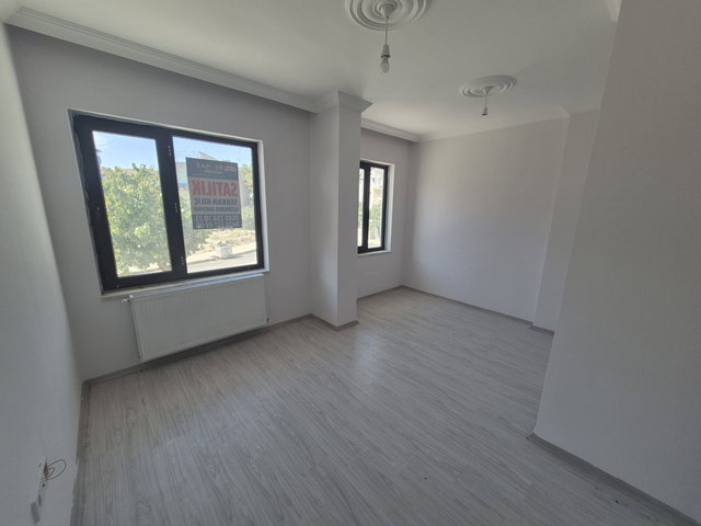 RE/MAX DEĞİŞİMDEN KIRKLAR MAHALLESİNDE 2+0 SATILIK DAİRE