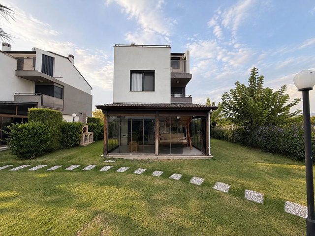 KUŞADASI DAVUTLAR MAVİ ADA SİTESİ’NDE KİRALIK TAM MÜSTAKİL 4+1 VİLLA